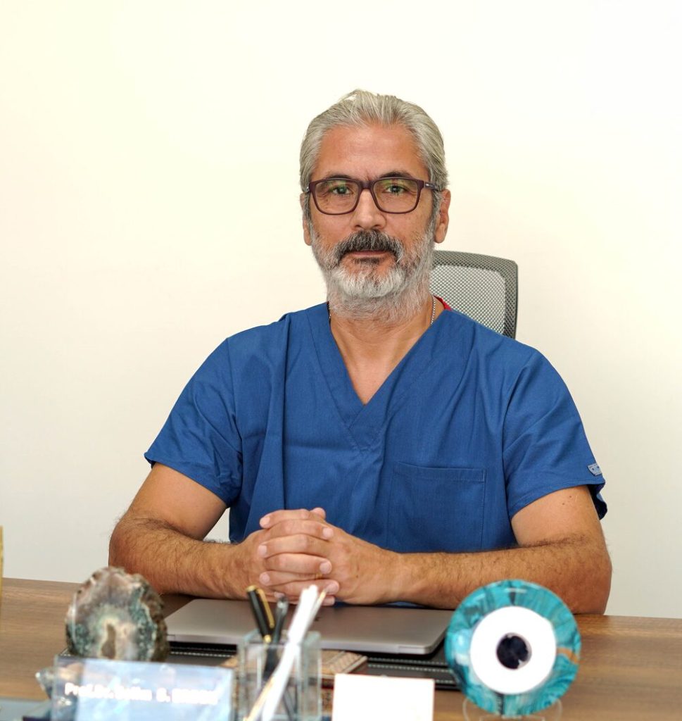 Prof. Dr. Selim S. Erbek muayenehanesinde